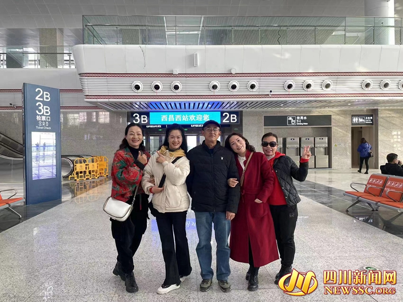 即将开车前，乘客合影留念.jpg