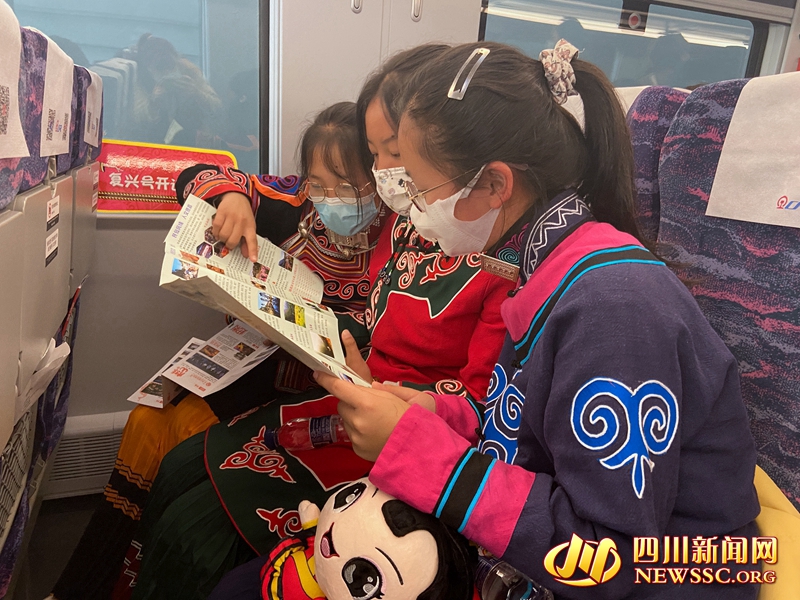 乘坐动车的乘客.jpg