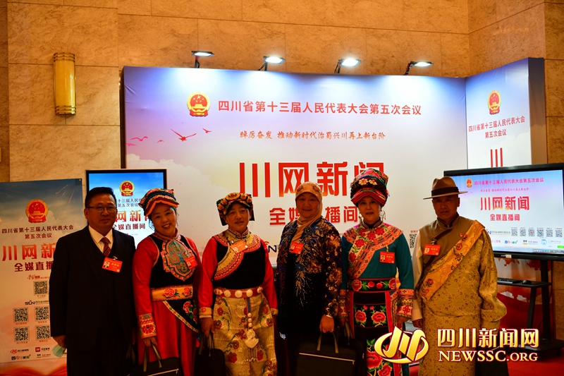 少数民族省人大代表在“川网新闻全媒直播间”合影留念.jpg