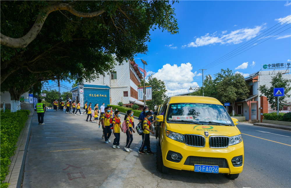 攀枝花仁和区平地镇中心学校学生车（攀枝花市交通局）.jpg