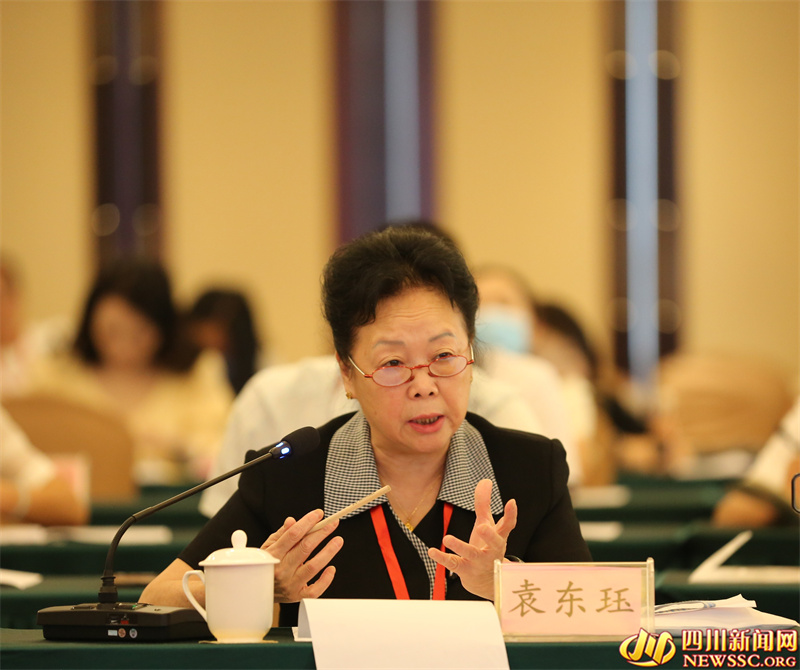书画装裱修复技艺省级代表性传承人 袁东钰.jpg