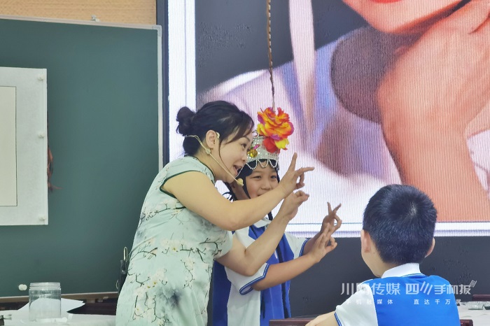 孩子演花旦.jpg