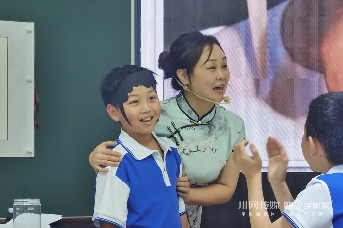 国画课小孩.jpg