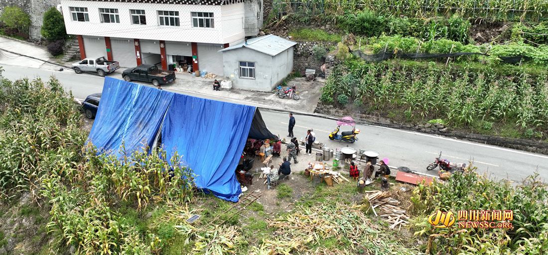 共和村村民自己搭建的简易帐篷_副本.jpg