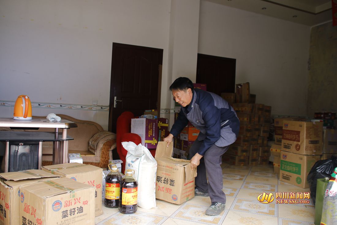 共和村一组组长彭万军正在搬运物资_副本.jpg