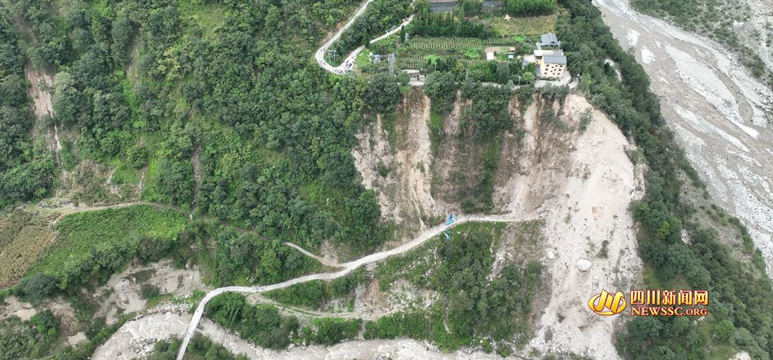 受地震影响，共和村多处道路被山体滑坡掩埋_副本.jpg