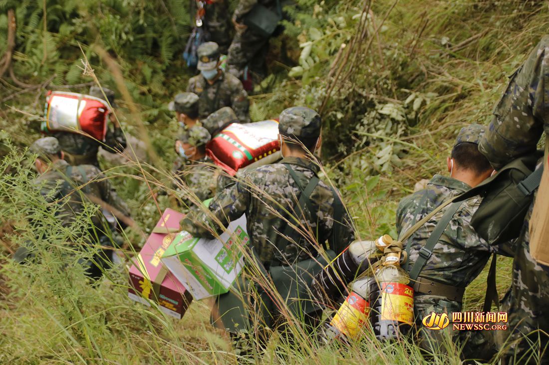 武警战士向共和村运送物资 (2)_副本.jpg
