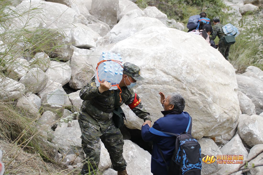 武警战士向共和村运送物资_副本.jpg