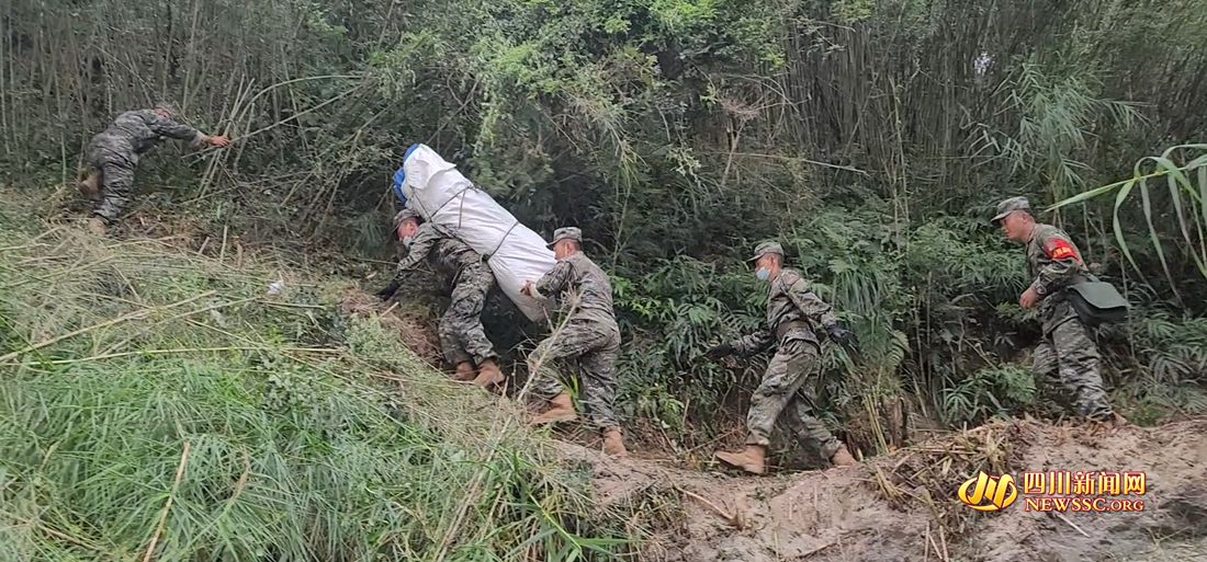 武警战士向共和村运送帐篷_副本.jpg