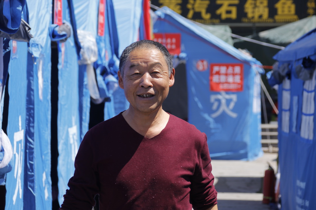 安置点的群众纷纷走出帐篷，沐浴着和煦的阳光，露出了久违的笑容4.jpg