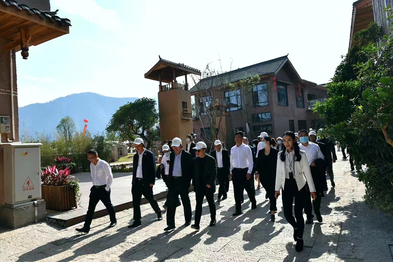 与会领导、嘉宾参观二期项目.jpg