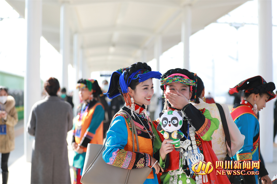 列车到达西昌西站，乘客在站台拍照留念1.jpg