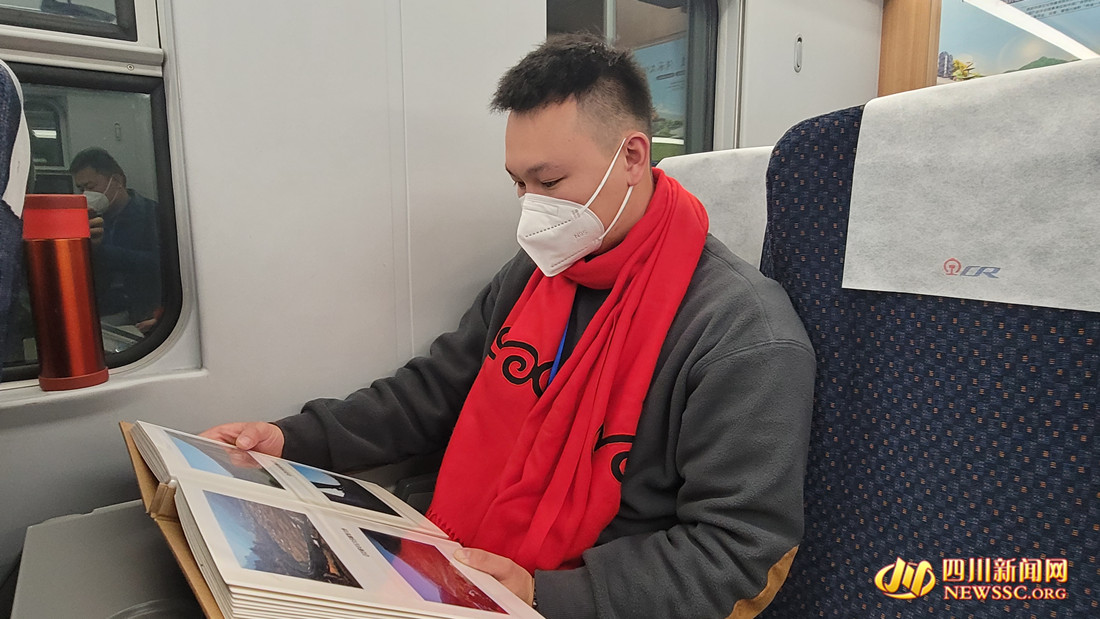 孟顺杰翻看相册_副本.jpg