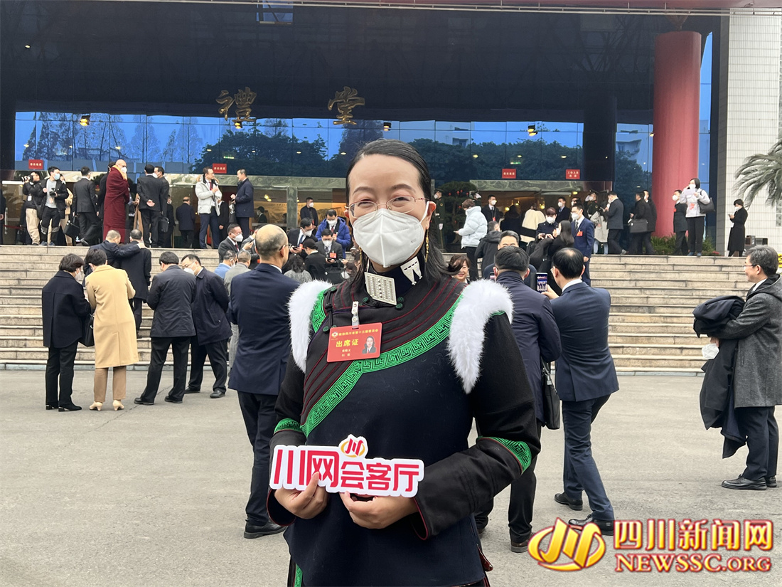 省政协委员、凉山州妇女联合会党组书记、妇联主席张晓文.jpg