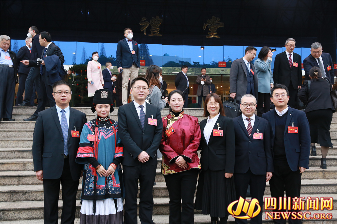 省政协委员、资阳市商务局局长李发刚（左一）.jpg
