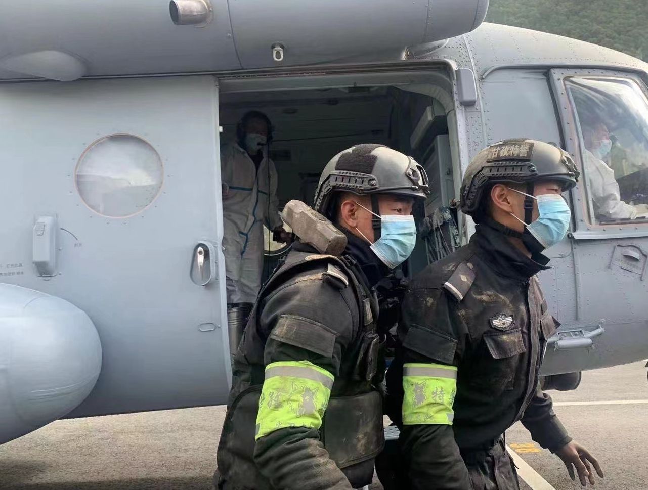 “9·5泸定地震抢险救援”—甘孜州公安局特警支队供图_副本.jpg