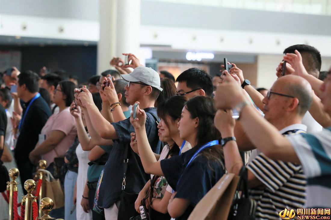 西博大舞台前人头攒动 (3).jpg