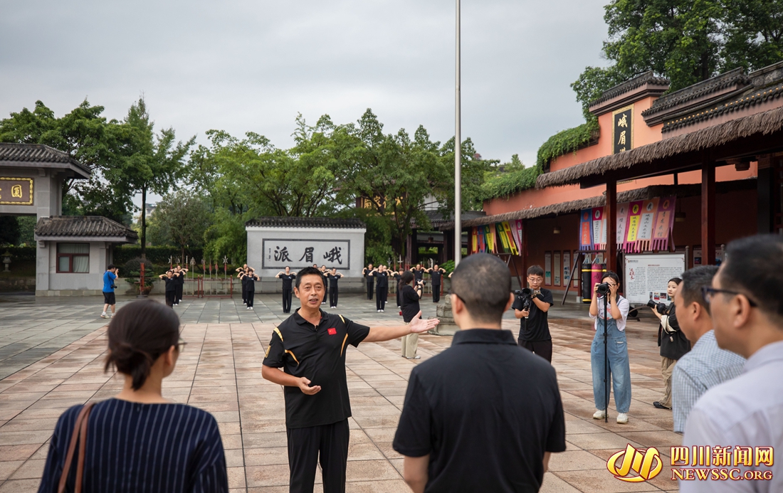 采访团一行走进乐山峨眉武术联合总会_副本.jpg