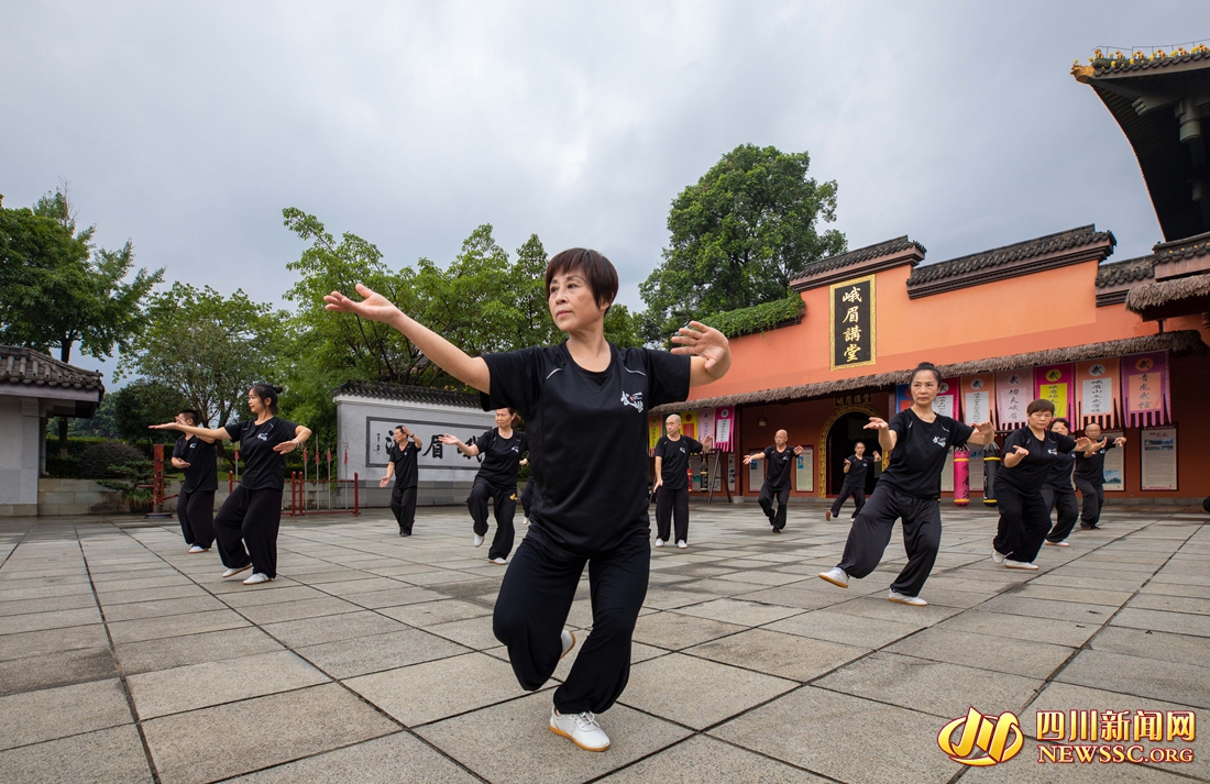 采访团一行走进乐山峨眉武术联合总会 2_副本.jpg