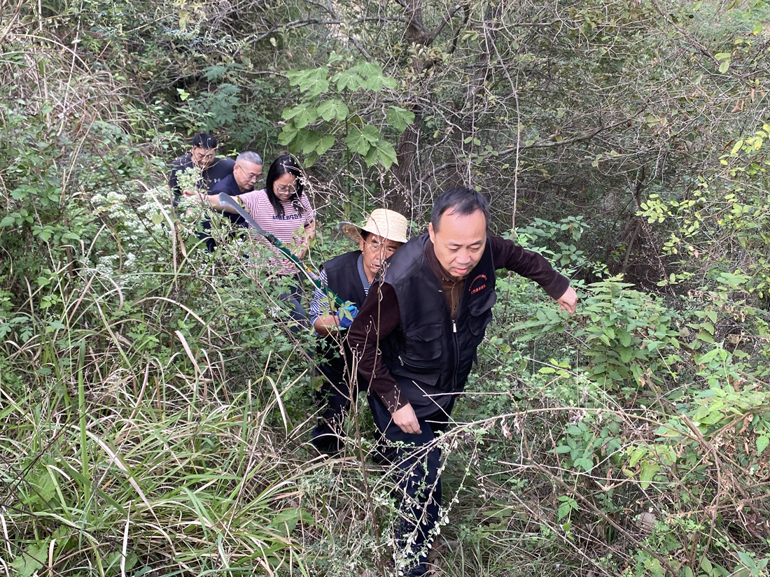 工作人员在山林寻找不可移动文物.jpg