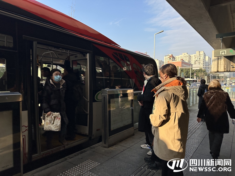 市民有序在苏坡立交桥西站（BRT）站乘车.jpg